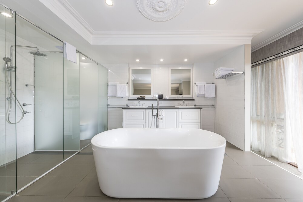 Bathroom, Grand Mercure Basildene Manor