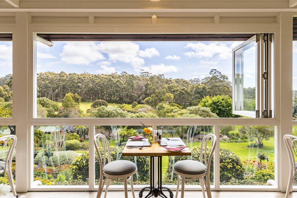 Breakfast area, Grand Mercure Basildene Manor