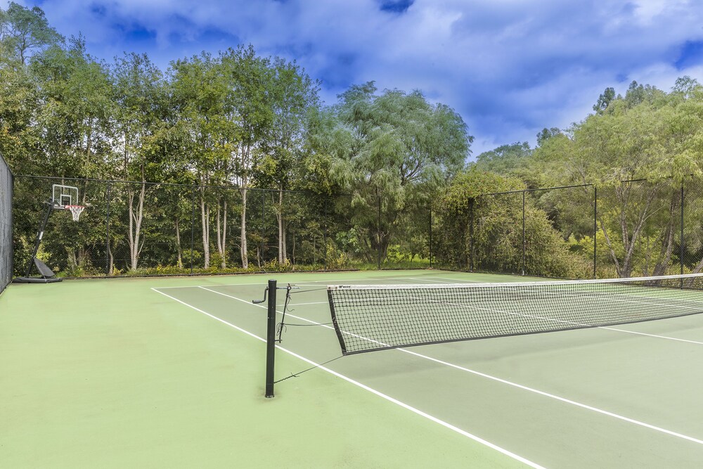 Tennis court, Grand Mercure Basildene Manor