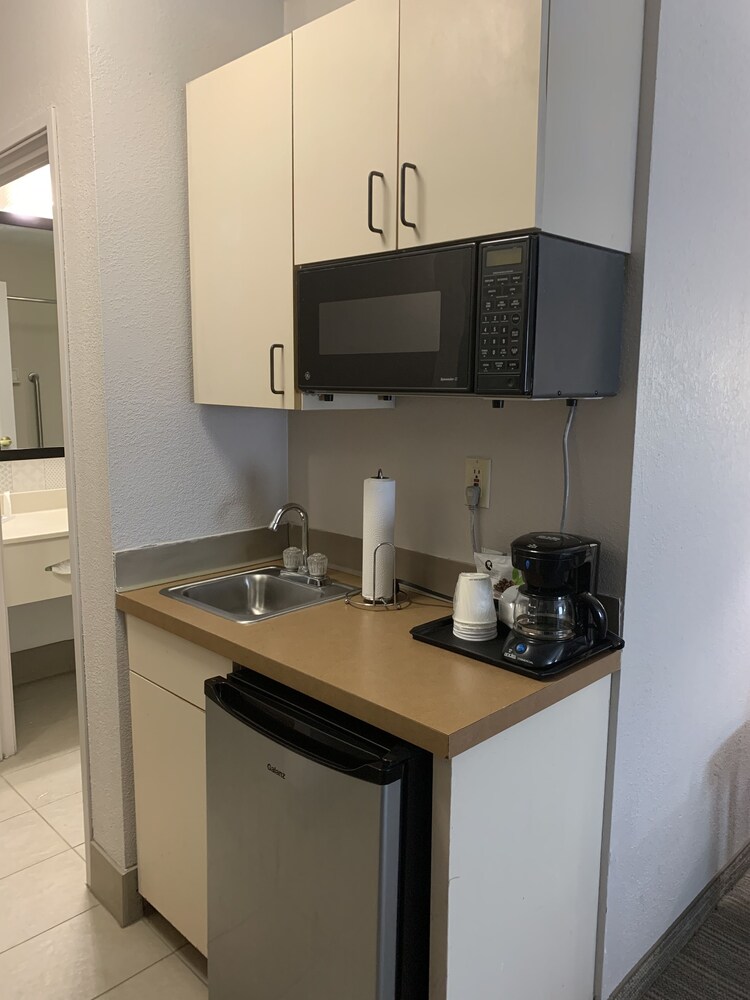 Private kitchenette, Onyx Inn and Suites