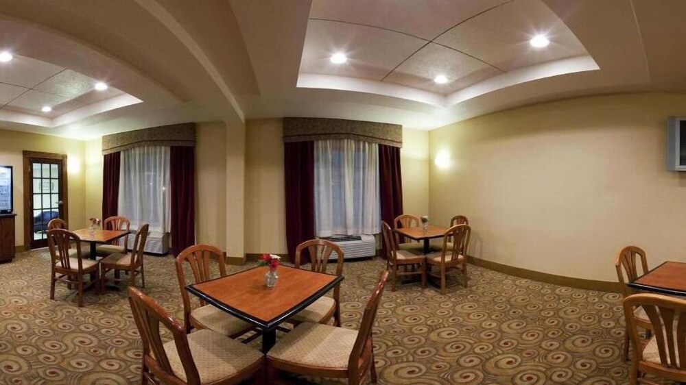 Breakfast area, Econo Lodge Inn & Suites