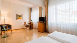 Allergikerbettwaren, Minibar, Schreibtisch, Verdunkelungsvorhänge