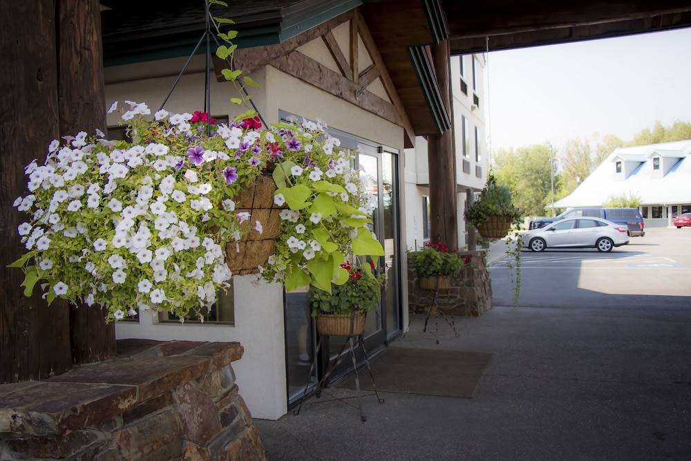 Property entrance, Bitterroot River Inn & Conference Center