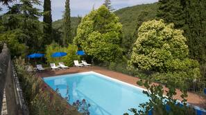 Una piscina al aire libre de temporada