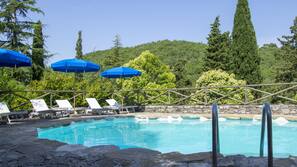 Una piscina al aire libre de temporada