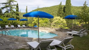 Una piscina al aire libre de temporada