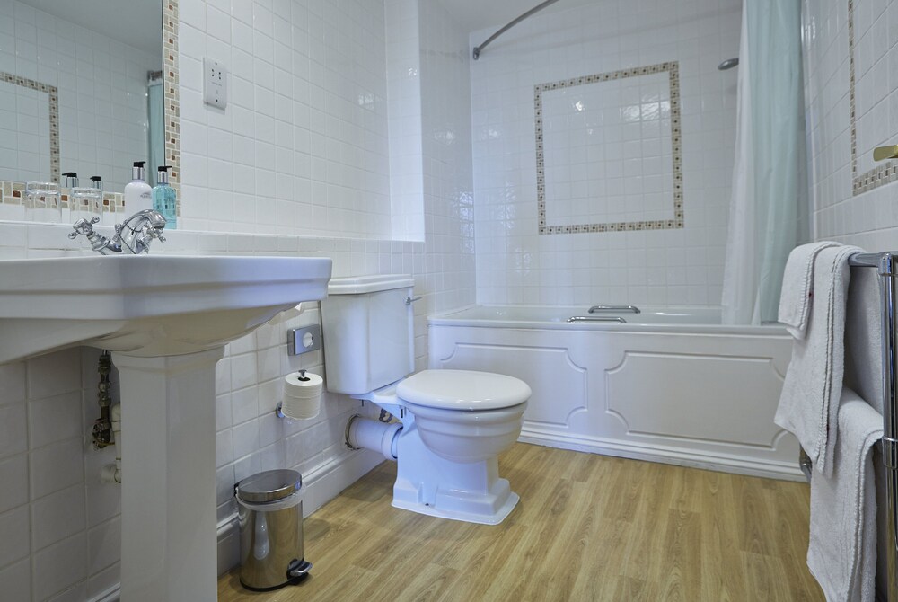 Bathroom, White Hart Braintree by Greene King Inns