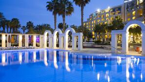 Indoor pool, 4 outdoor pools, pool umbrellas, pool loungers