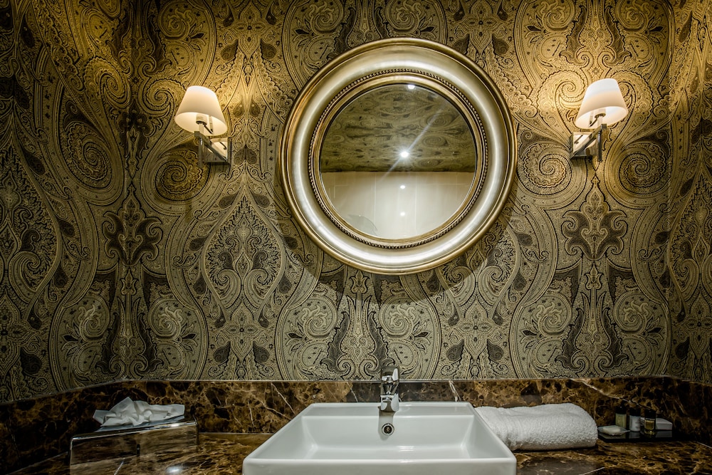 Bathroom sink, Dunkeld House Hotel