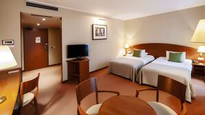 Hochwertige Bettwaren, Minibar, Zimmersafe, Schreibtisch