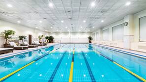 Una piscina cubierta