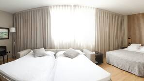 Minibars (mit einigen kostenlosen Artikeln), Zimmersafe, Schreibtisch