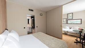 Minibars (mit einigen kostenlosen Artikeln), Zimmersafe, Schreibtisch