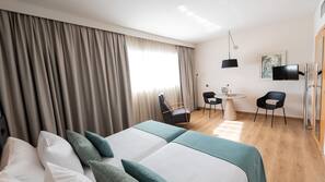 Minibars (mit einigen kostenlosen Artikeln), Zimmersafe, Schreibtisch