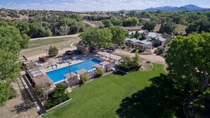Outdoor pool, free pool cabanas, pool loungers