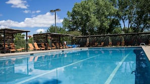 Outdoor pool, free pool cabanas, pool loungers