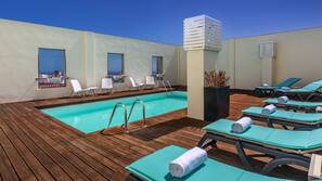 Una piscina al aire libre de temporada