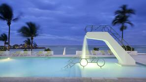 4 outdoor pools, sun loungers
