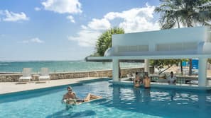 4 outdoor pools, sun loungers