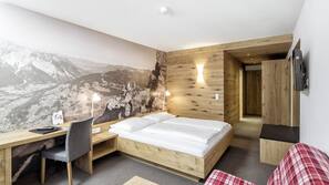 Roupas de cama premium, cofres nos quartos, escrivaninha