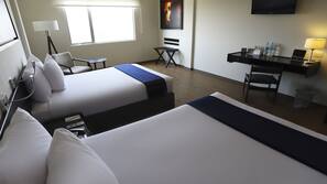 Ropa de cama de alta calidad, caja fuerte, escritorio y cortinas opacas