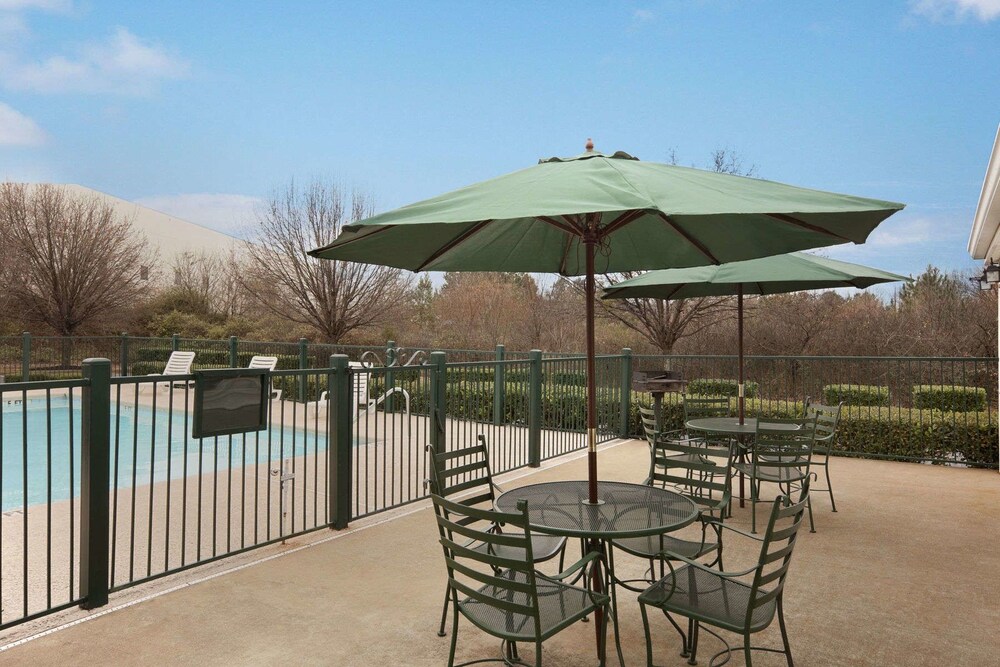 Baymont Inn And Suites Duncan Spartanburg 2018 Room Prices From Bbq Picnic Area