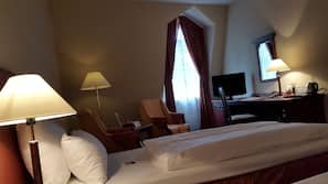 1 Schlafzimmer, Allergikerbettwaren, Schreibtisch, Verdunkelungsvorhänge