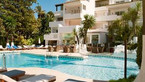 3 outdoor pools, open 10:00 AM to 7:00 PM, pool umbrellas, pool loungers