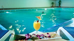 Piscine couverte, parasols de plage, chaises longues