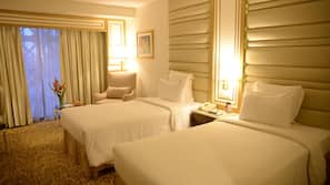 Minibar, coffre-forts dans les chambres, bureau, rideaux occultants