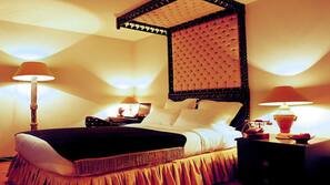 Minibar, coffre-forts dans les chambres, bureau, rideaux occultants
