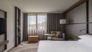 Hypo-allergenic bedding, in-room safe, blackout drapes