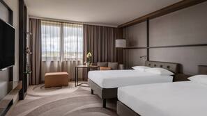 Hypo-allergenic bedding, in-room safe, blackout drapes