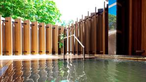 Bathtub Spa Luar Ruangan