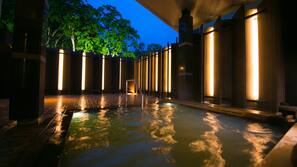 Bathtub Spa Luar Ruangan