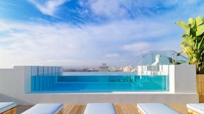 Una piscina al aire libre de temporada
