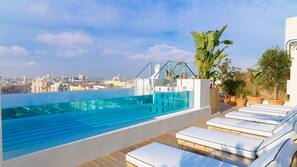 Una piscina al aire libre de temporada