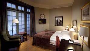 Escritorio, cortinas opacas, tabla de planchar con plancha