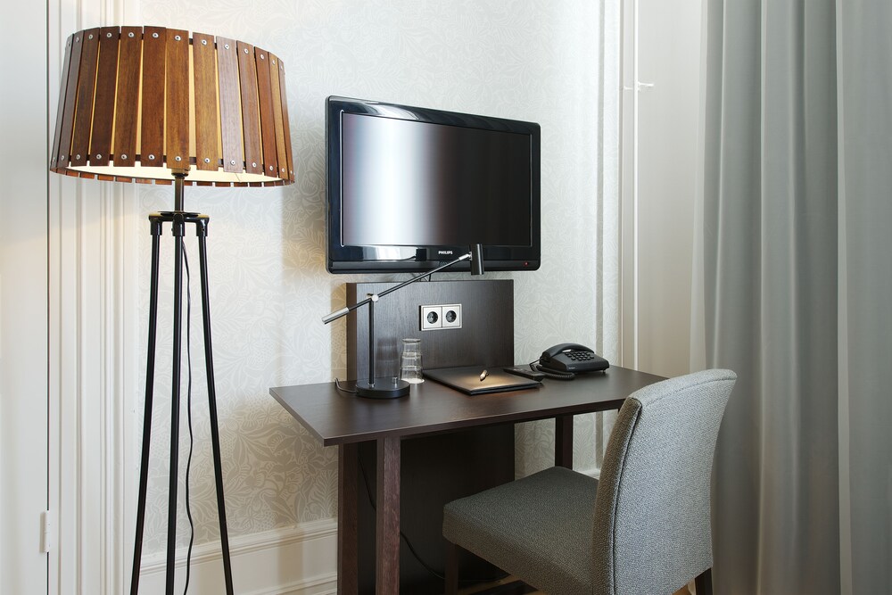 In-room business center, Clarion Collection Hotel Plaza