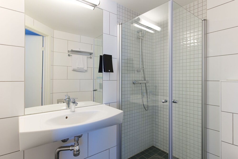 Bathroom, Clarion Collection Hotel Plaza