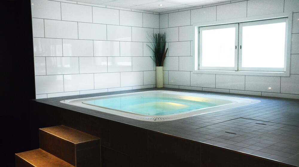 Indoor spa tub, Clarion Collection Hotel Plaza