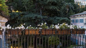 Egyptian cotton sheets, premium bedding, pillowtop beds, minibar