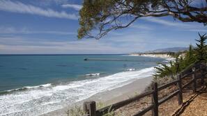 Plage, parasols, serviettes de plage