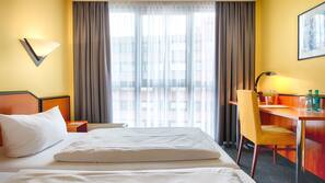 Allergikerbettwaren, Minibar, Zimmersafe, Schreibtisch