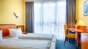 Allergikerbettwaren, Minibar, Zimmersafe, Schreibtisch