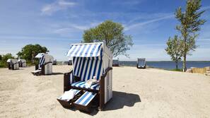Cabines gratuites, serviettes de plage, planche à voile, beach-volley