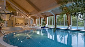 Piscine couverte, piscine extérieure, chaises longues
