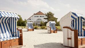 Cabines gratuites, serviettes de plage, planche à voile, beach-volley