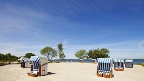 Cabines gratuites, serviettes de plage, planche à voile, beach-volley