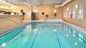 Una piscina cubierta